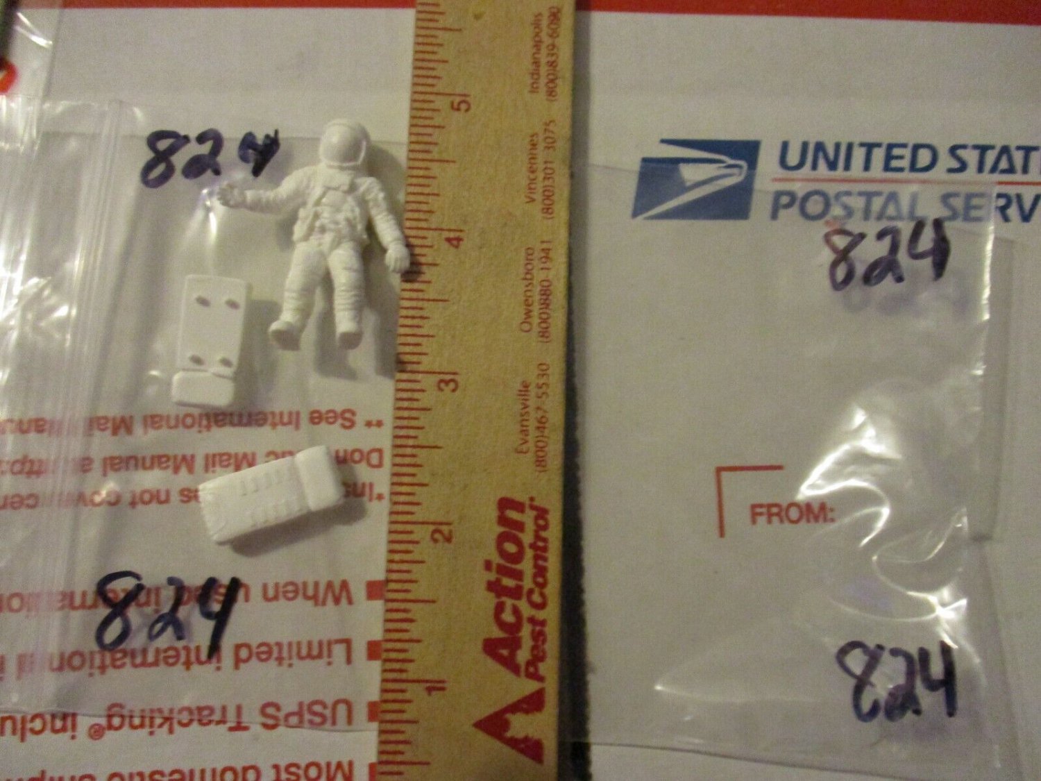 ONE (1) ASTRONAUT FIGURE SCALE UNKNOWN PACKAGE # 824 NICE FIGURE