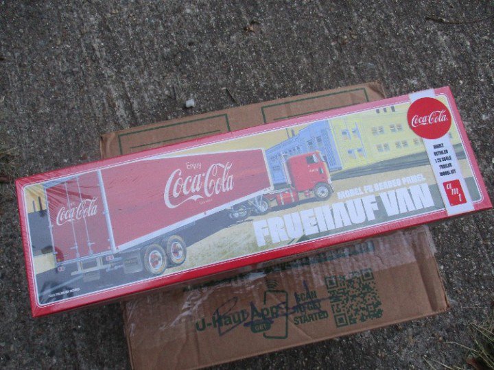 AMT Coca-Cola Model FB Beaded Panel Fruehauf Van Semi Trailer 1/25 Scale