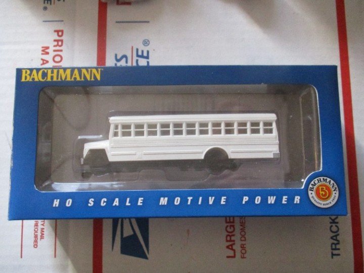 BACHMANN HO BUS W/HIGH RAILERS COLOR WHITE NEW NEVER PLAYED WITH