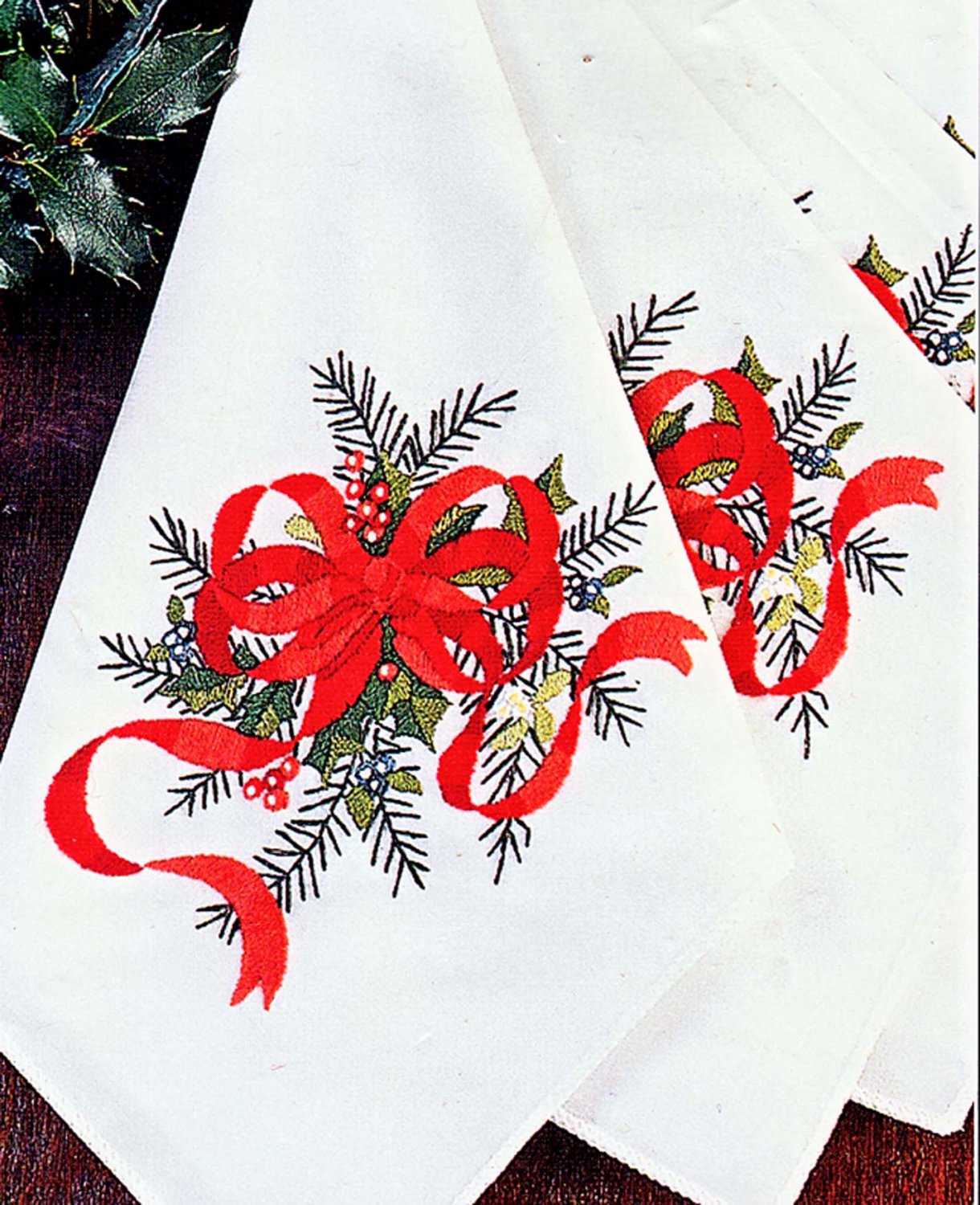 4 CHRISTMAS GARLAND NAPKINS STAMPED EMBROIDERY KIT BUCILLA *BEAUTIFUL