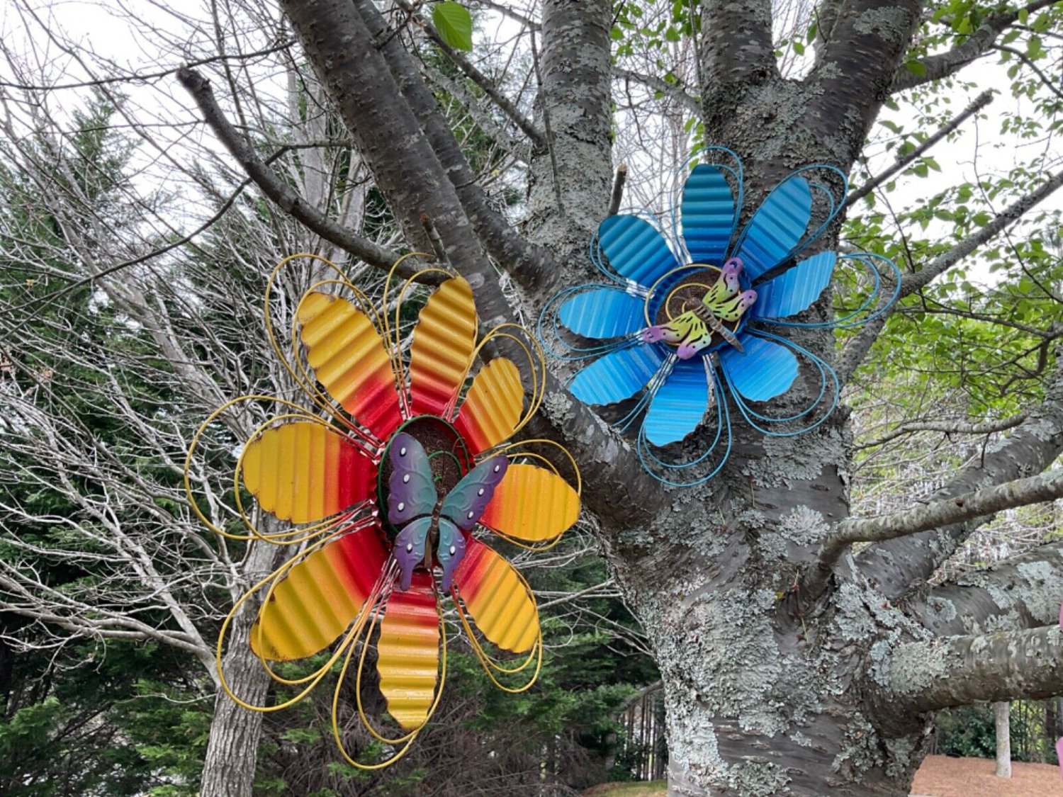 Metal Flower with Butter Hanging Wall Art Decor for Indoor Outdoor Patio Garden