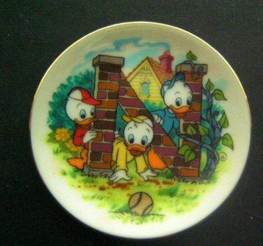 DISNEY'S Alphabet Collection PLATE 3 1/4" Diameter "N" NEPHEWS DUCKS Japan