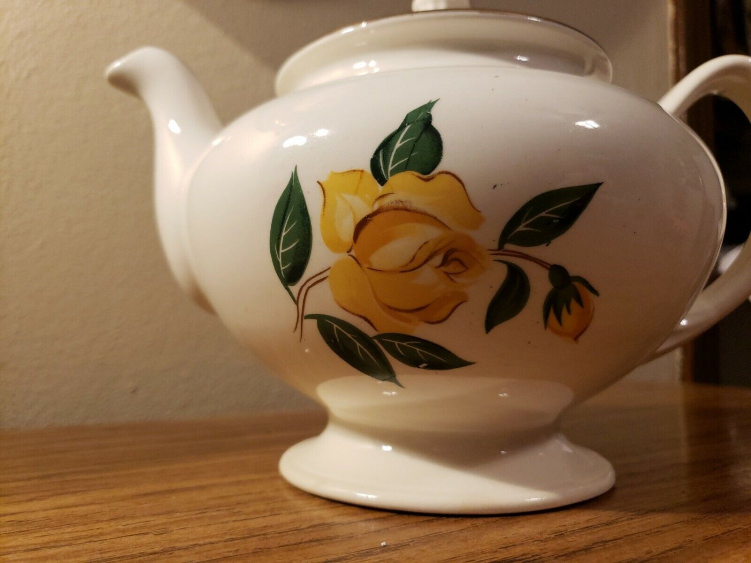 Homer Laughlin Eggshell (Ivory) Nautilus Yellow Rose Teapot F 59 N