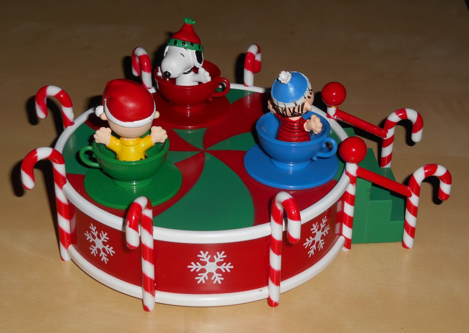 Gemmy Peanuts Gang Christmas Animated Musical Teacup Carousel Ride ...