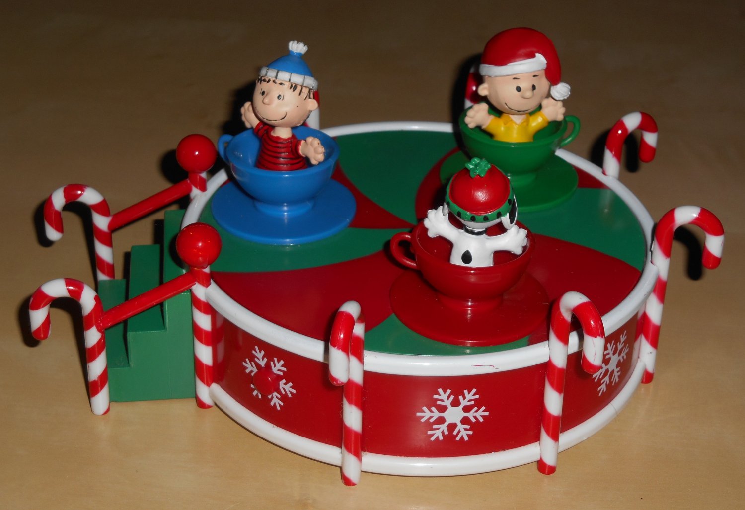 Gemmy Peanuts Gang Christmas Animated Musical Teacup Carousel Ride ...