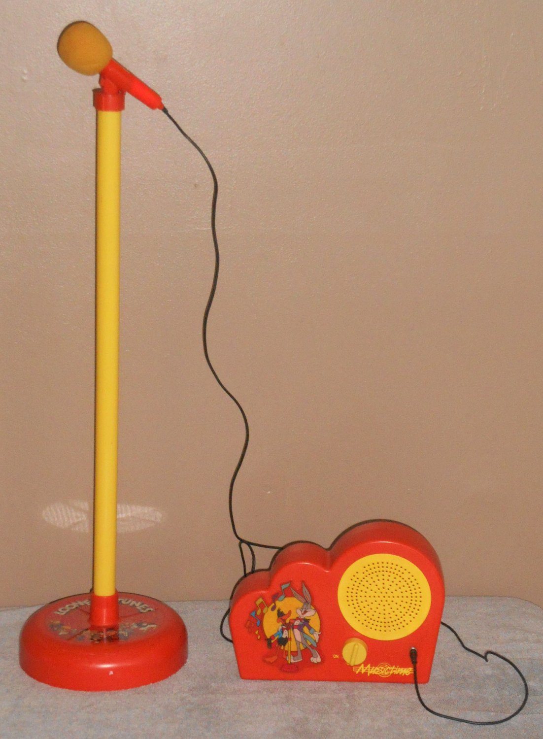 Vintage Looney Tunes Musictime Music Time Toy ERTL Vanity Fair Karaoke Speaker Microphone Stand 1989
