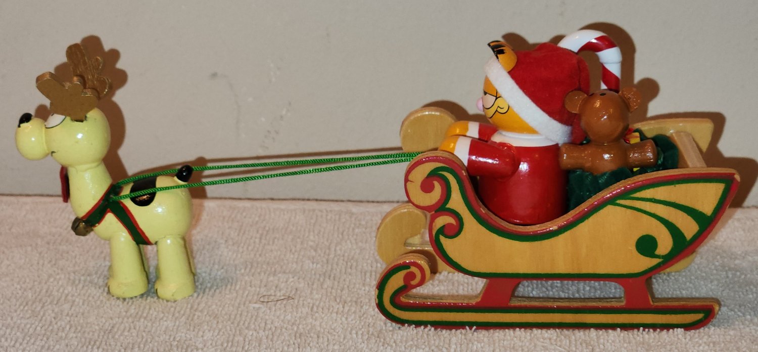 Santa Garfield the Cat & Reindeer Odie Wooden Holiday Sleigh Sled Dakin Pooky