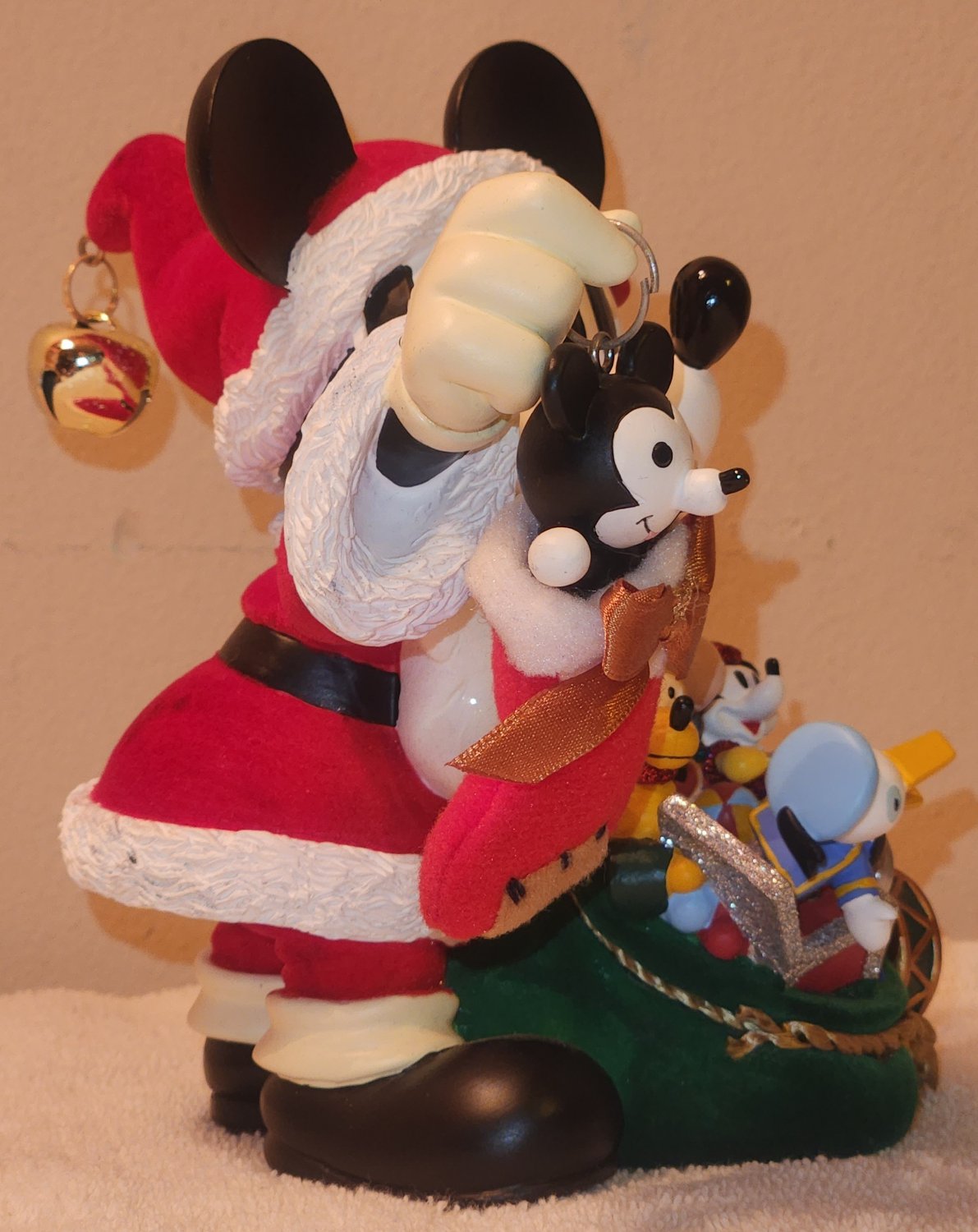 Mickey Mouse Resin Figurine Santa Claus Disney Store Minnie Pluto Goofy ...