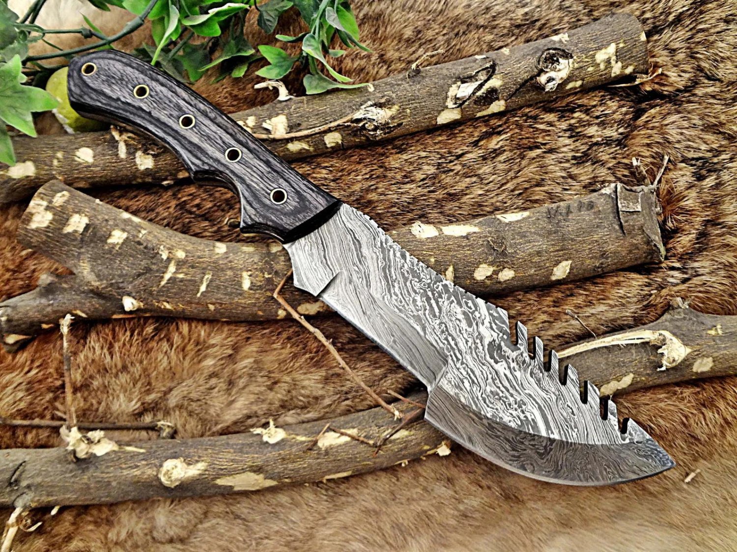 13&acirc;�&sup3; Long Hand Forged Twist Pattern Full Tang Damascus Steel Tracker Knife
