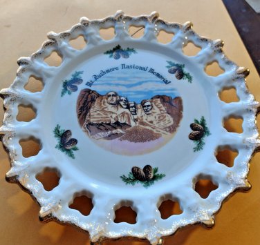 EUC South Dakota Mt. Rushmore Pinecones Porcelain Gold Trim Souvenir Plate, 8"