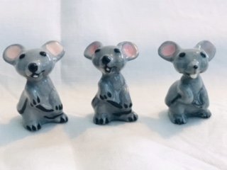 Hagen Renaker Mouse Mama, Holding Tail Monrovia A-356