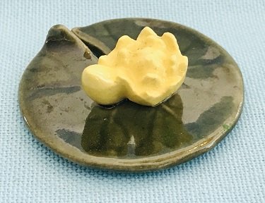 Hagen Renaker Small Lily Pad With Yellow Flower (D)