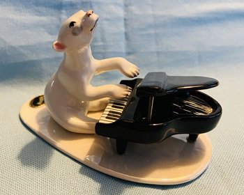 Hagen Renaker Polar Bear Playing The Piano, Pre-Owned