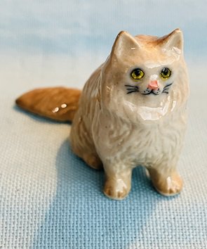 NEW Klima Miniaure Porcelain Tan Seated Tail Down Persian Cat - K227