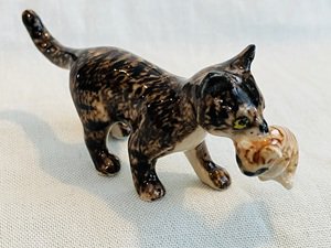 NEW Klima Miniaure Mama Cat Carrying Kitten Head Forward - E317
