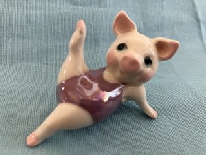 Hagen Renaker Aerobic Pig Leg Up Purple Outfit A-3248 Pre-Owned