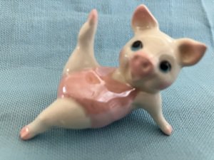 Hagen Renaker Aerobic Pig Leg Up Pink Outfit A-3248 Pre-Owned