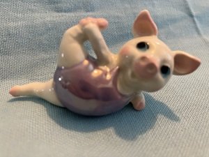 Hagen Renaker Aerobic Pig Holding Leg Purple Outfit A-3246 Pre-Owned