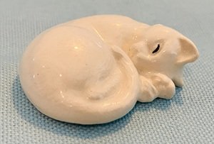 Hagen Renaker White Cat Curled up Sleeping A-3123