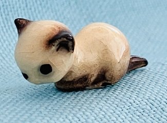 Hagen Renaker Lying Siamese Kitten #369 - Pre-Owned