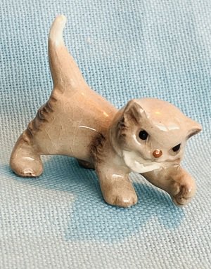 Hagen Renaker Grey Persian Kitten Playing, Paw Up A-386