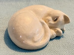 Hagen Renaker White Cat Curled A-3123 Pre-Owned