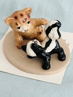 Hagen Renaker Skunk Cougar on Base #33141 Pre-Owned