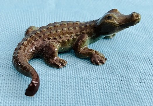 Hagen Renaker Alligator Mama A-852
