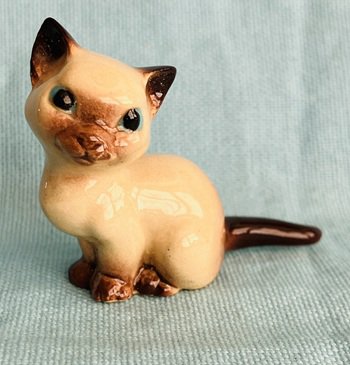Hagen Renaker Seated Mama Siamese Cat #438 - Pre-Owned