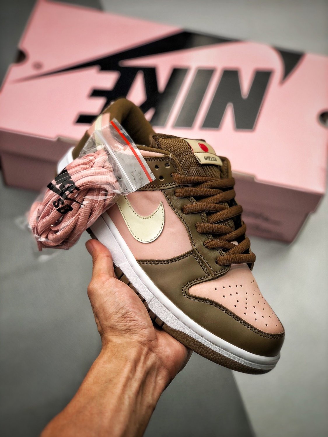 stussy x dunk sb low &acirc;��cherry&acirc;�� dark khakivanillashy pink