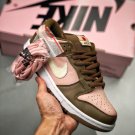 stussy x dunk sb low ‘cherry’ dark khakivanillashy pink