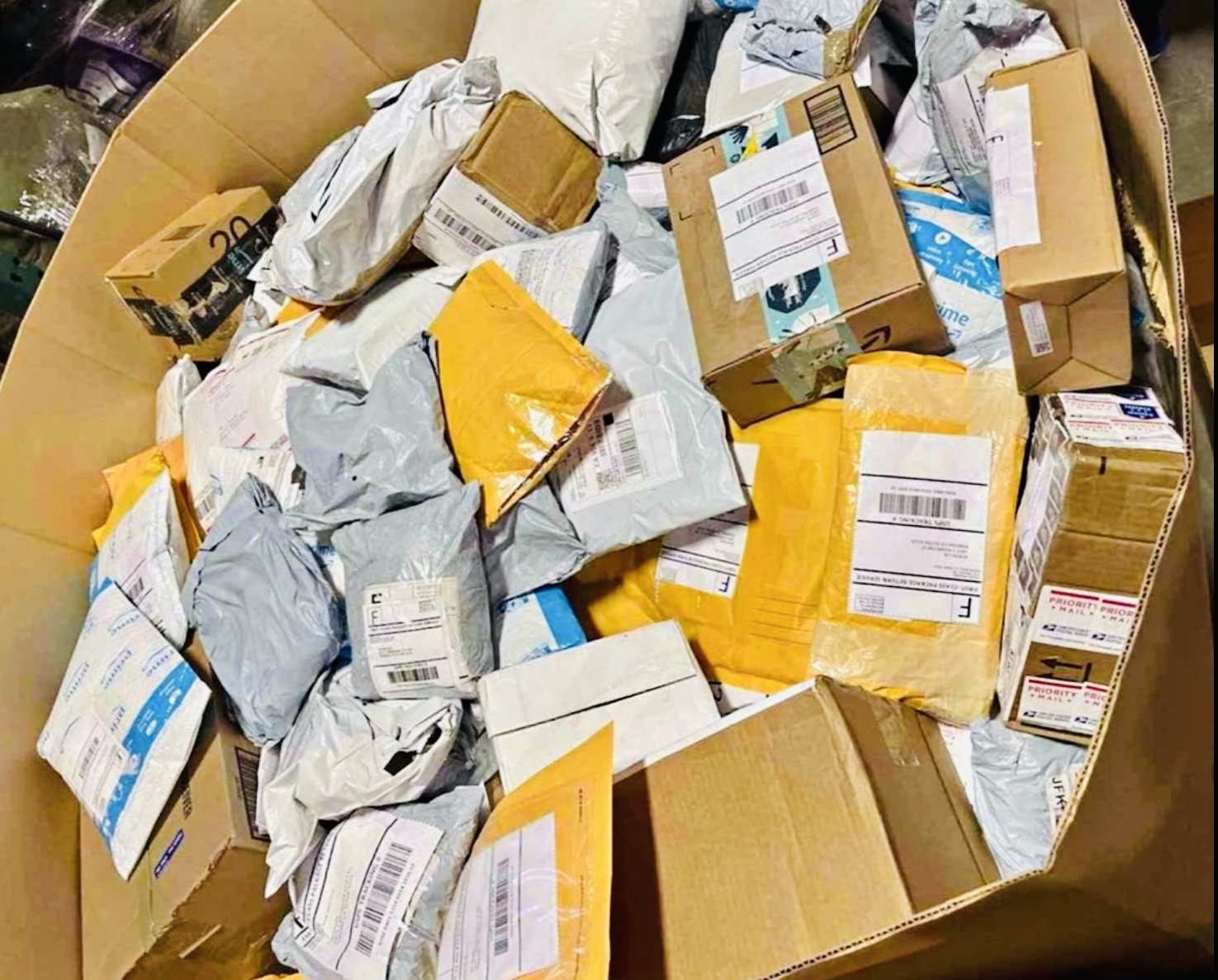 8 Unclaimed Returned Amazon Mail Liquidation Mystery Pallet Items ...