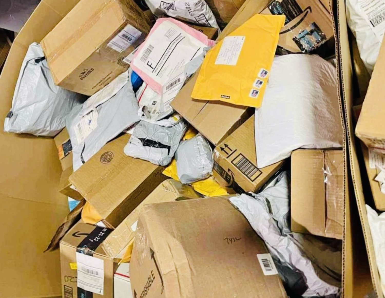 6 Unclaimed Returned Amazon Mail Liquidation Mystery Pallet Items