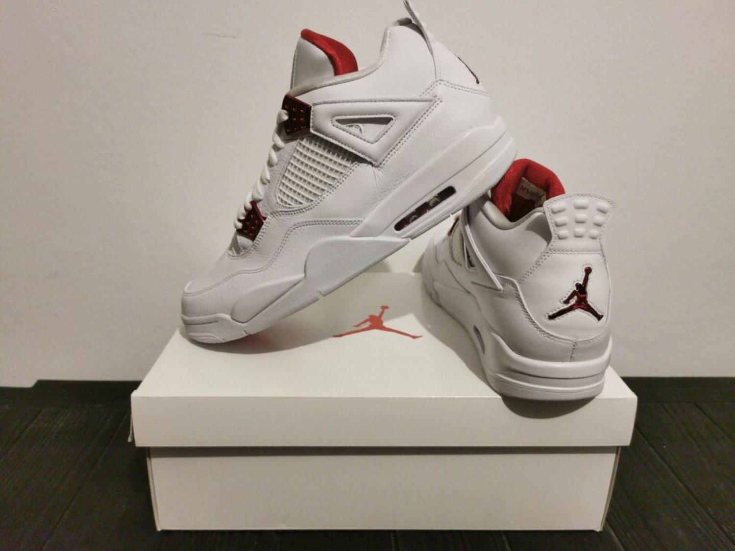 Jordan 4 RetroMetallic Red,