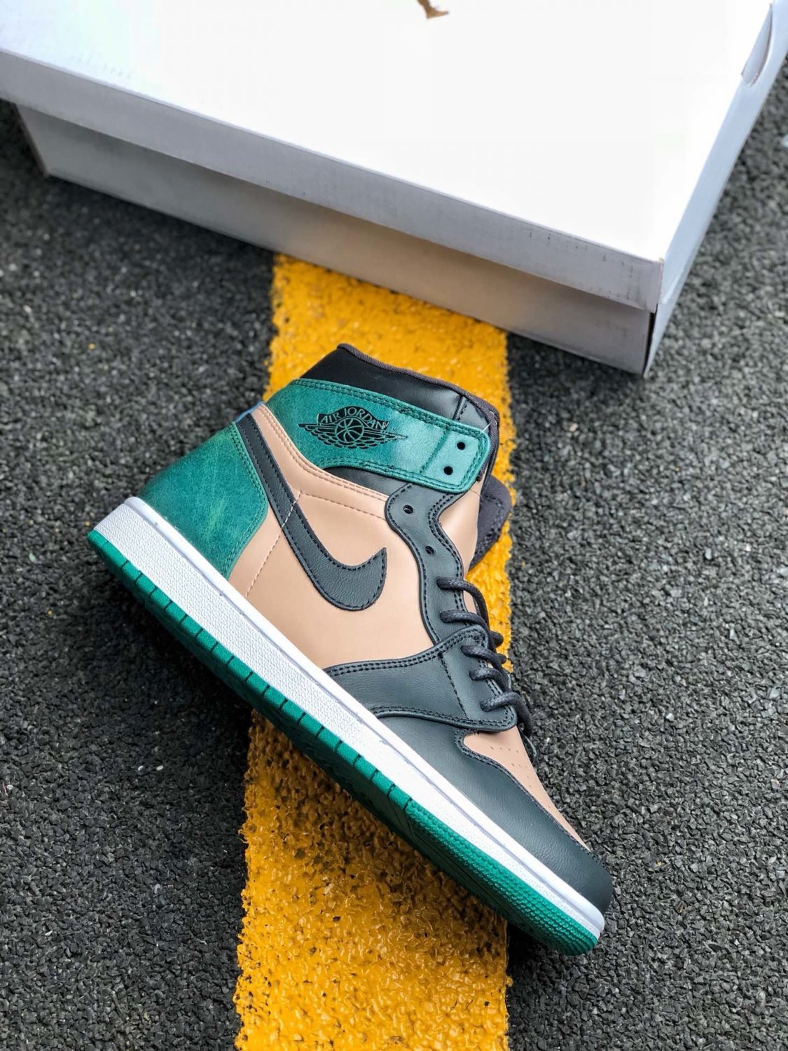 jordan 1 high premium bio beigeblack-mystic green on