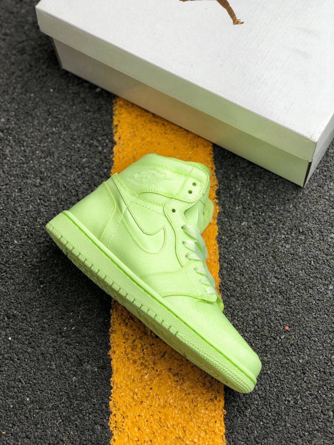 jordan 1 high premium wmns &Atilde;&cent;&Acirc;�&Acirc;�barely volt&Atilde;&cent;&Acirc;�&Acirc;� ah7389-700