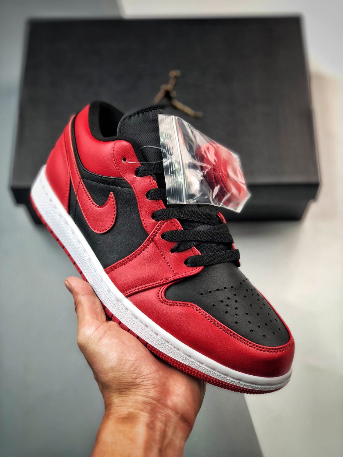 jordan 1 low &acirc;��reverse bred&acirc;�� varsity redwhite-black 553558-606