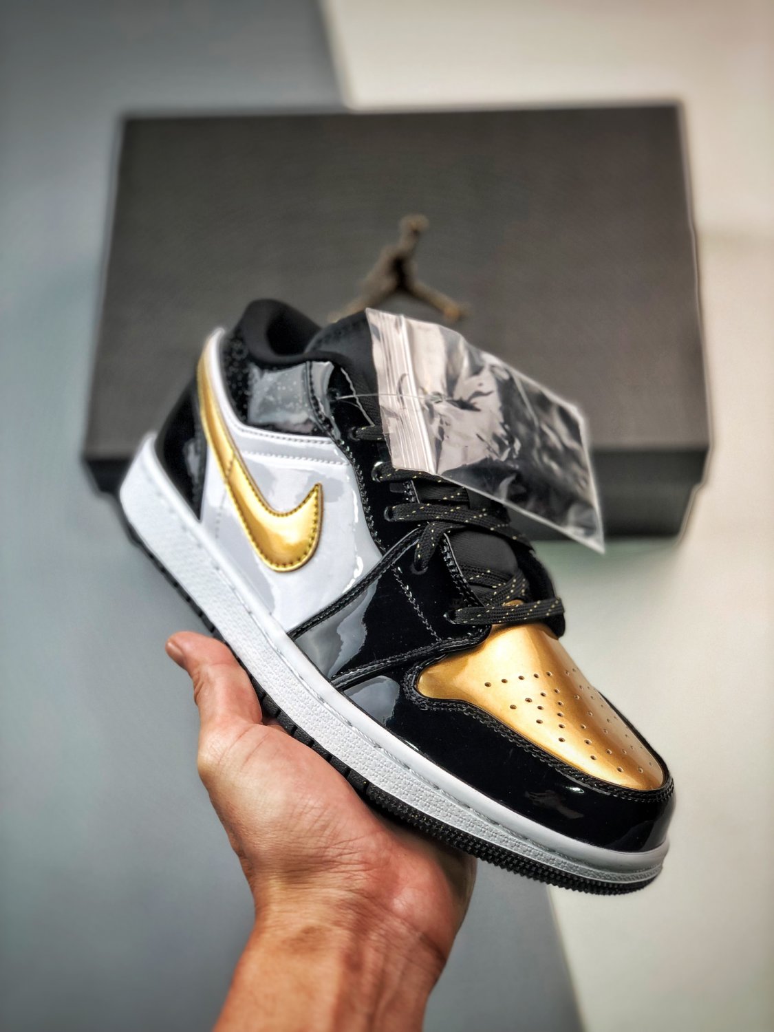 jordan 1 low &Atilde;&cent;&Acirc;�&Acirc;�copper toe&Atilde;&cent;&Acirc;�&Acirc;� metallic goldblack-white