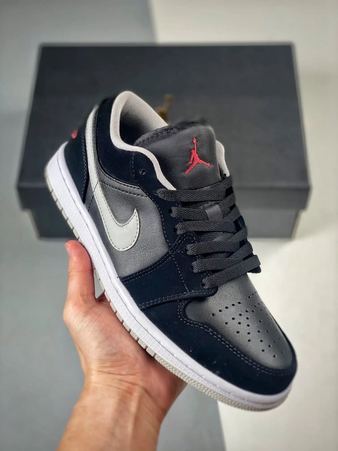 jordan 1 low blackuniversity red-cement grey 553558-032