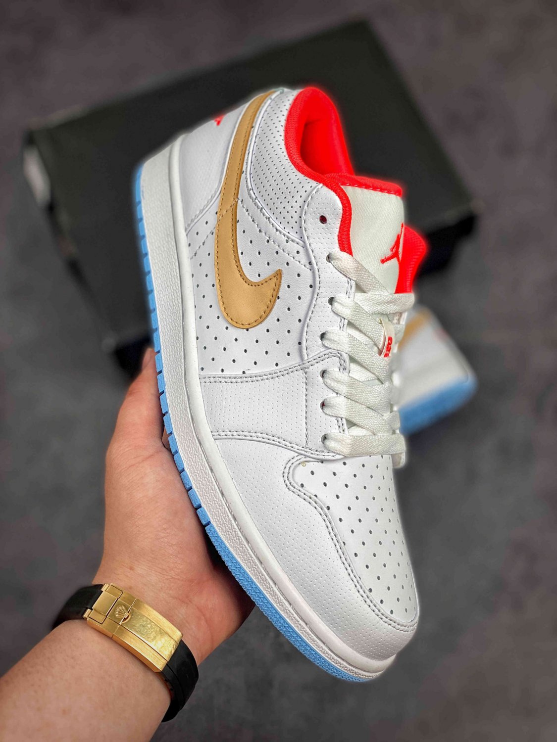 jordan 1 low se whitesesame-flash crimson-psychic blue
