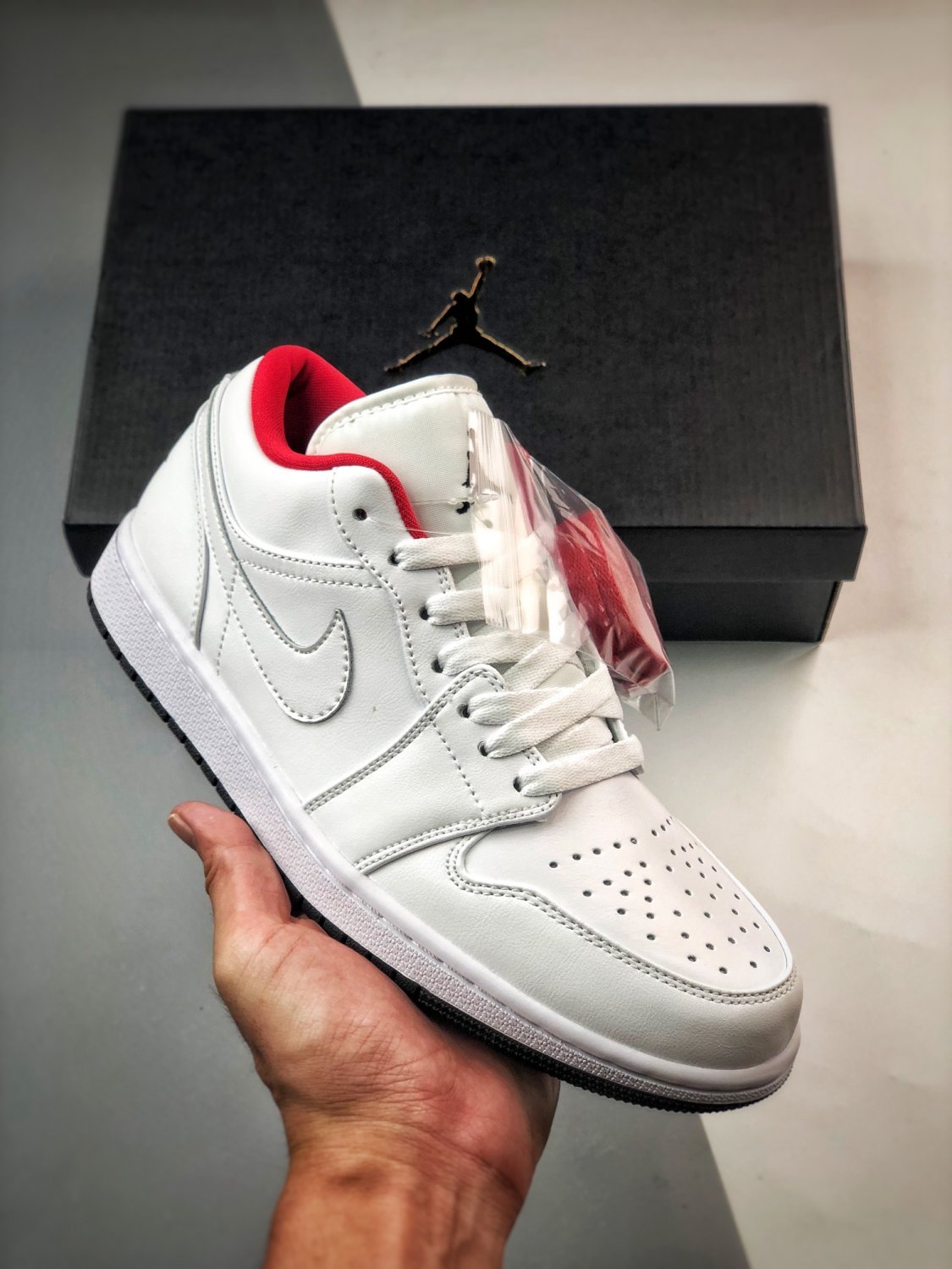 jordan 1 low white red with mismatched insoles
