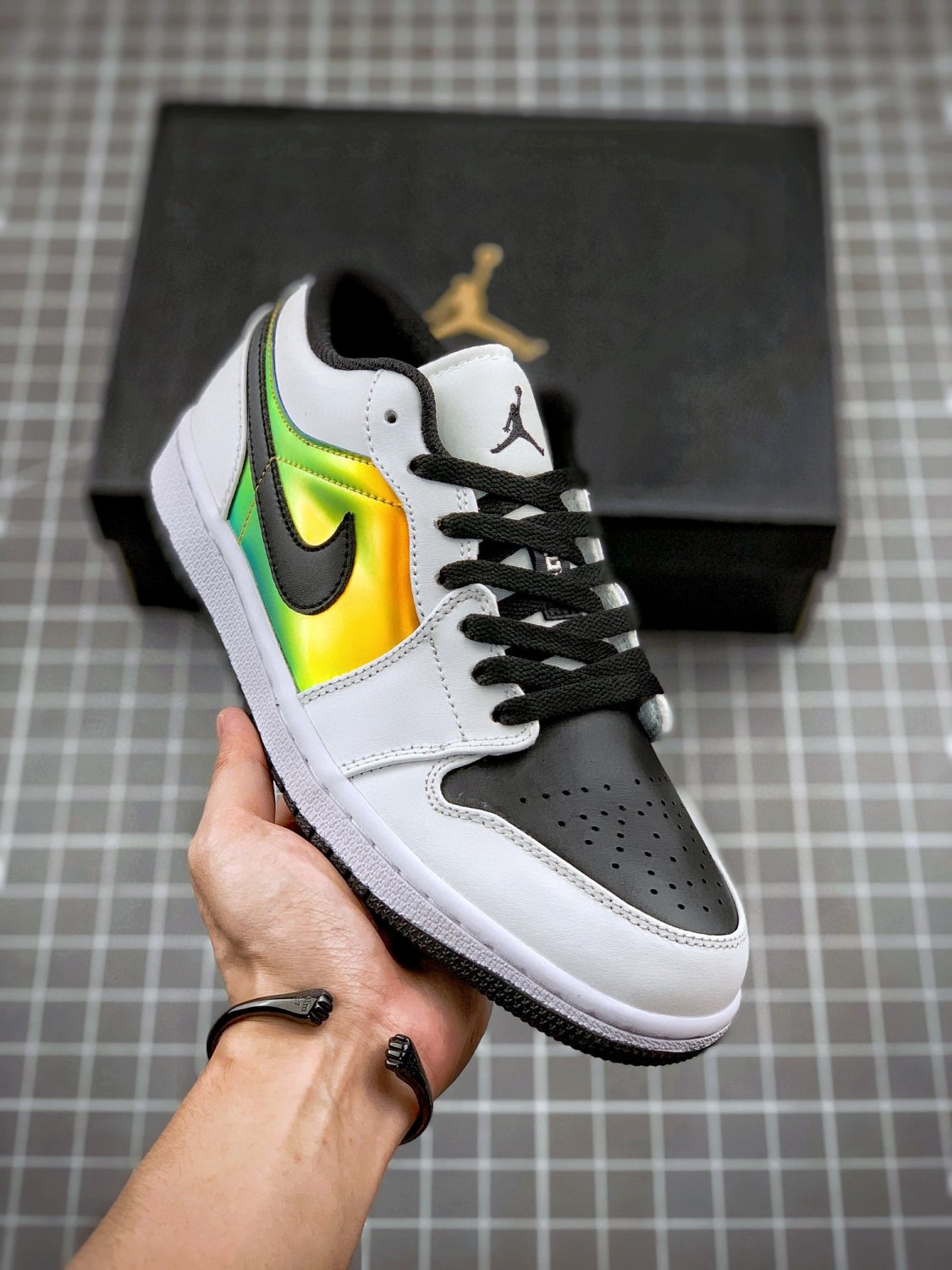 jordan 1 low whiteblack-metallic gold