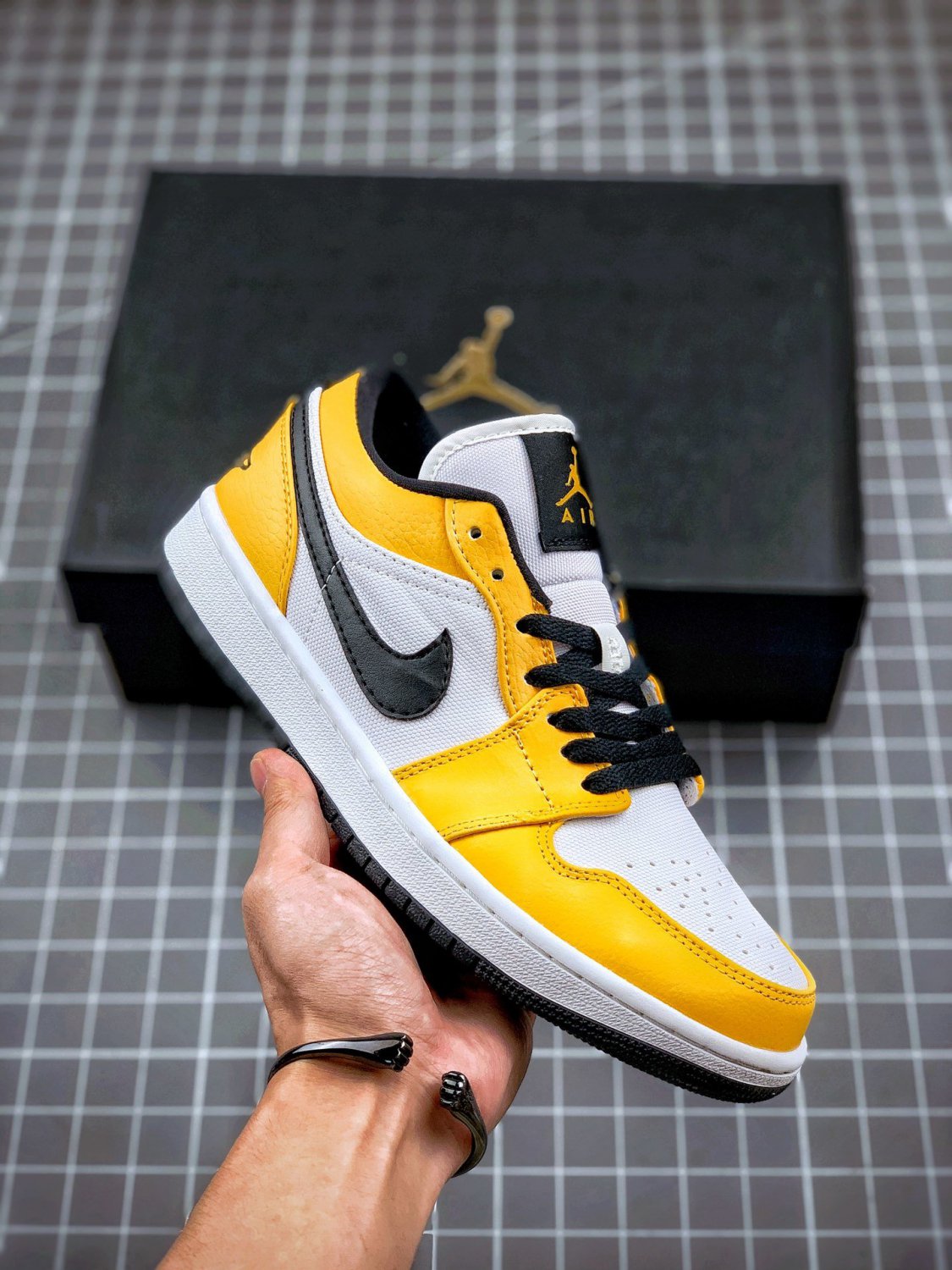 jordan 1 low whitelaser orange-black