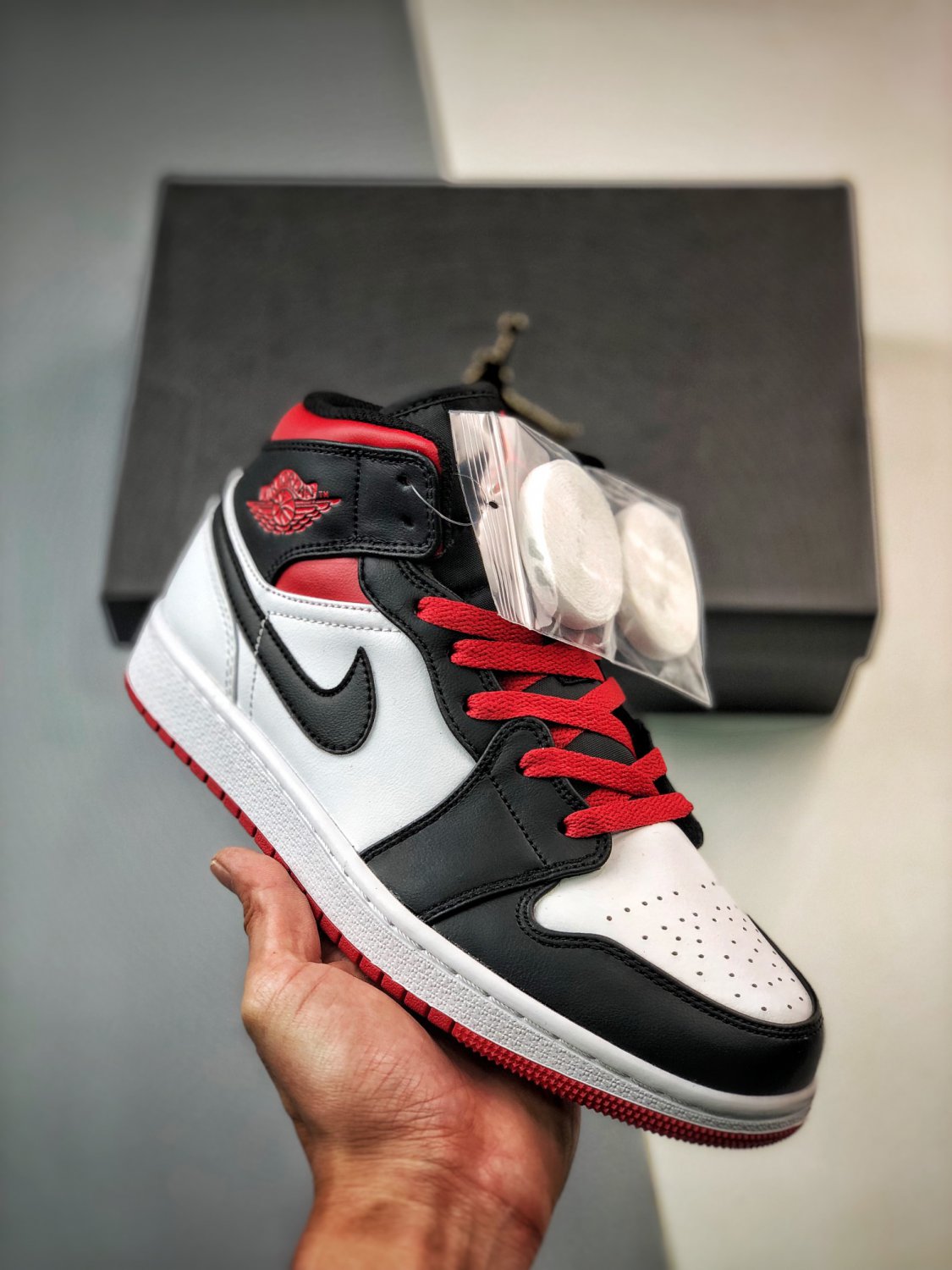 jordan 1 mid &acirc;��black toe&acirc;�� whitegym red-black dq8423-106
