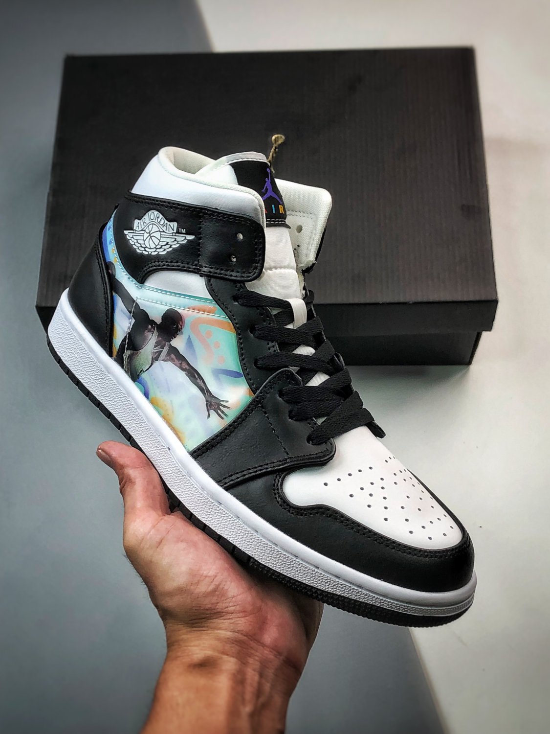 jordan 1 mid &acirc;��hologram&acirc;�� dr9496-001