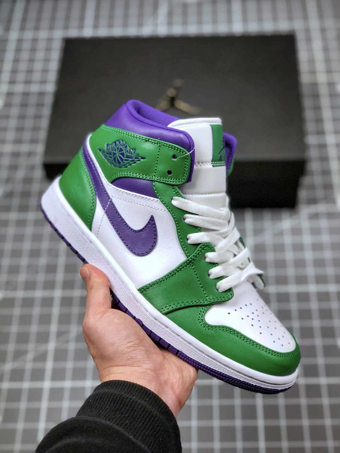 jordan 1 mid &acirc;��hulk&acirc;�� aloe verdecourt purple 554724-300
