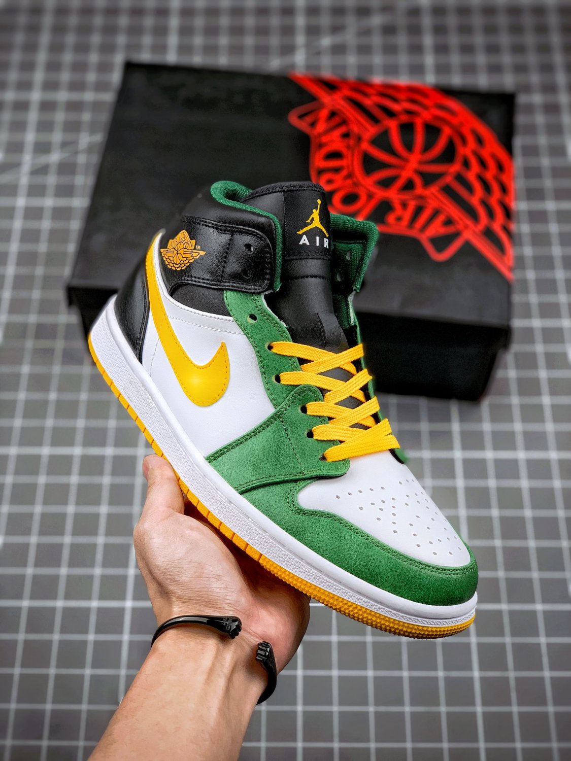 jordan 1 mid &acirc;��sonics&acirc;�� gorge greenuniversity gold-white-black