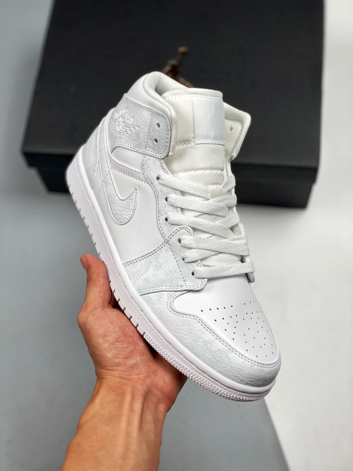 jordan 1 mid &Atilde;&cent;&Acirc;�&Acirc;�triple white&Atilde;&cent;&Acirc;�&Acirc;� 554724-130