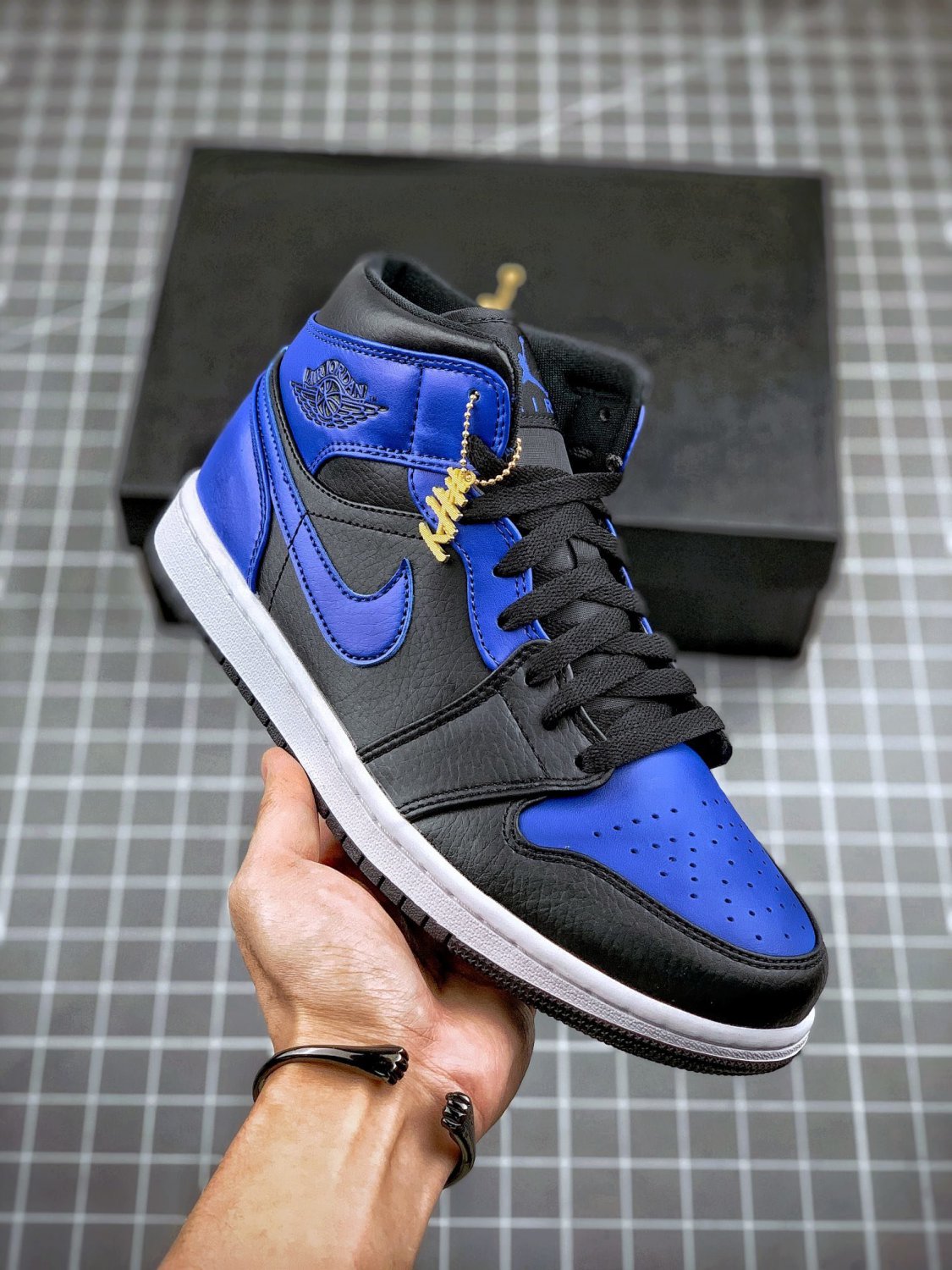 jordan 1 mid blackhyper royal-white