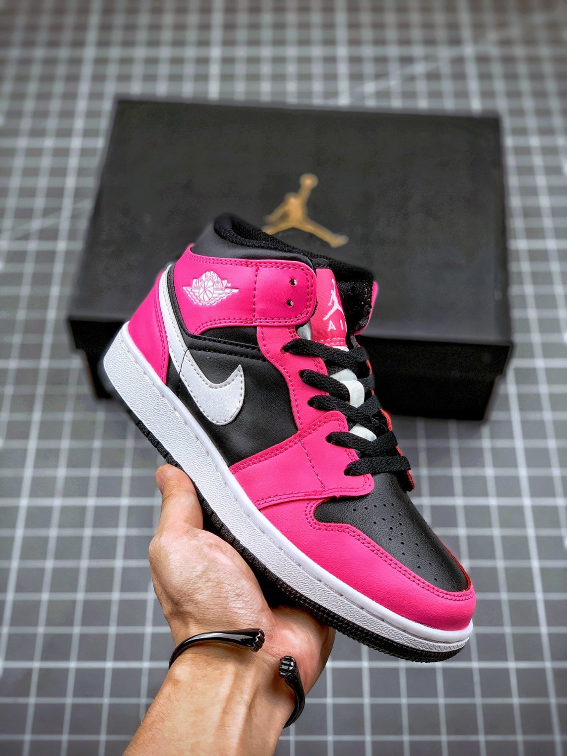 jordan 1 mid blackwhite-pinksicle